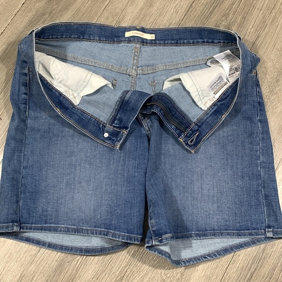 Levi’s Medium Wash “Classic Shorts” Stretch Denim 5 Pocket Style size 32 - Picture 8 of 12